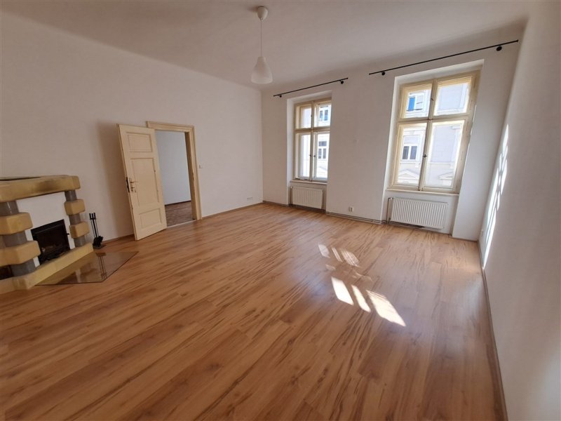 Prostorný obývací pokoj s novou podlahou
