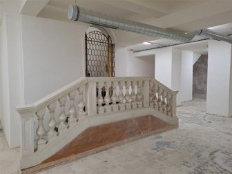 vnitřní schodiště ze suterénu