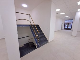 vnitřní schodiště z přízemí