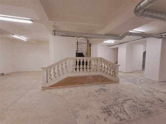 vnitřní schodiště v suterénu