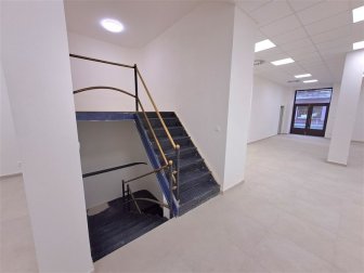 vnitřní schodiště z přízemí