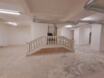 vnitřní schodiště v suterénu