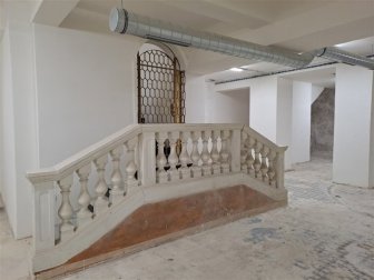 vnitřní schodiště ze suterénu