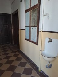Domovní chodba s historickou výlevkou