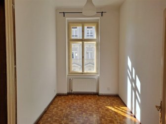 Ložnice přístupná z kuchyně
