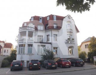 Pronájem bytu 1+1  v činžovní vile s parkovacím stáním, ulice  K zámku, Praha 9 - Dolní Počernice